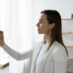 Dame qui met son alarme