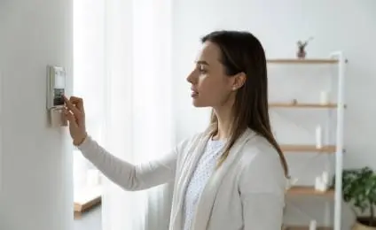 Dame qui met son alarme